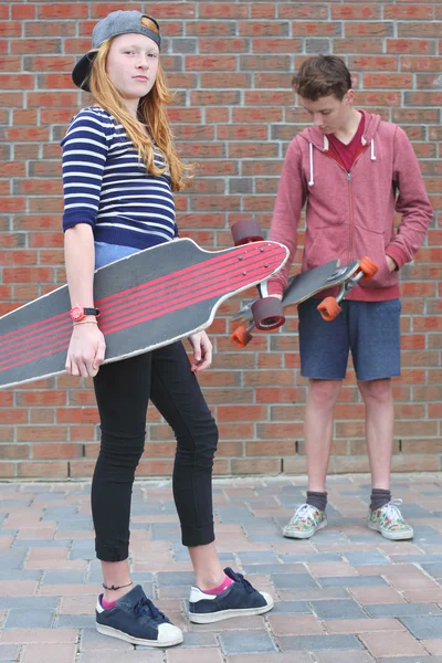 Dois jovens skatistas — Fotografia de Stock