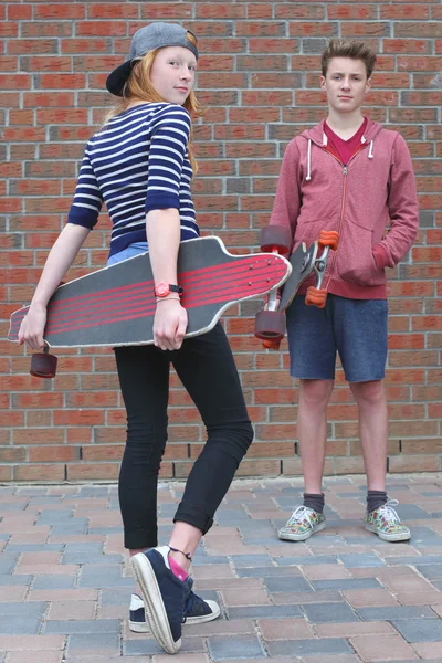 Två unga skateboardåkare — Stockfoto