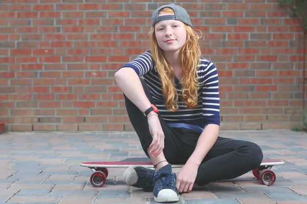 Молодая девушка скейдбордистка — стоковое фото