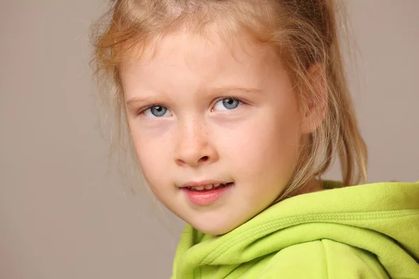 Sério olhando menina — Fotografia de Stock