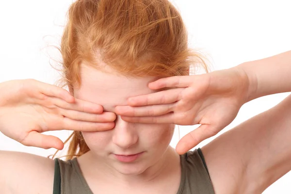 Girl covers eyes — Stock Photo, Image