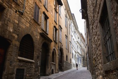 İtalya 'nın Bergamo şehrindeki Dar Sokak