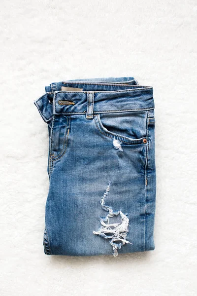Vikta Blå Jeans Ligga Vit Bakgrund — Stockfoto