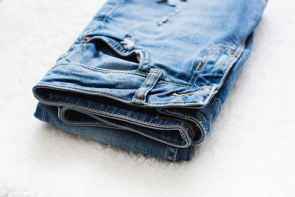 Vikta Jeans Ligga Vit Bakgrund — Stockfoto