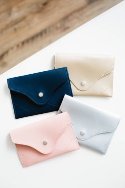 Beyaz arka planda renkli bel çantaları, üst görünümde.