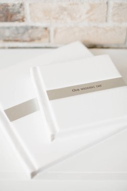 İç kısımda beyaz düğün fotoğrafları var.