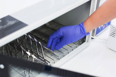 Pedikür ustası sterilizatörden araç aldı 