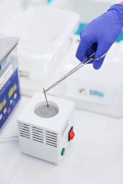 Manikür uzmanı iş araçlarını dezenfekte eder