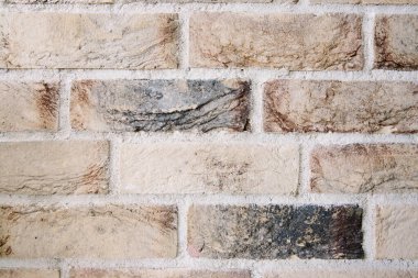 Arka plandaki tuğla duvar. Eskimiş kahverengi tuğlalar kapanıyor. Grunge dokusu. Çatı katı biçimi.