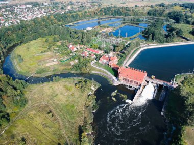 Hidroelektrik santrali, üst görüş. Yeşil enerji. Yenilenebilir enerji kaynağı. İHA 'nın hava fotoğrafı..