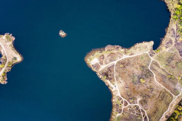 Foto Aérea Drone Lago Azul Profundo Pedaços Terra Vista Superior — Fotografia de Stock