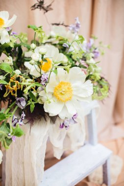 Çiçek açan bir çiçek tomurcuğuyla güzel bir çiçek aranjmanı.