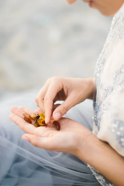 Bernstein Händen Eine Frau Hält Bernsteinstücke Ihren Handflächen Und Untersucht — Stockfoto