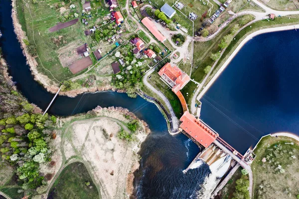 空中写真 川の水力発電所 トップビュー — ストック写真