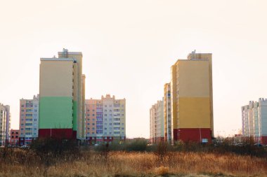 Günbatımında renkli gökdelenler. Yurt alanı. Yeni binalar.