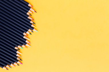 Sarı arka planda renkli kalemler. Metin için boş alan. Çizim konsepti. Şablon.