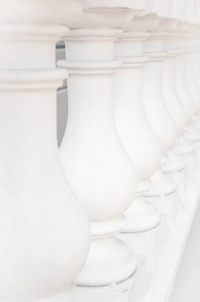 Fehér Oszlopok Sora Közelkép Balusztrációk Korlátok Épület Klasszikus Stílusban Berendezett — Stock Fotó
