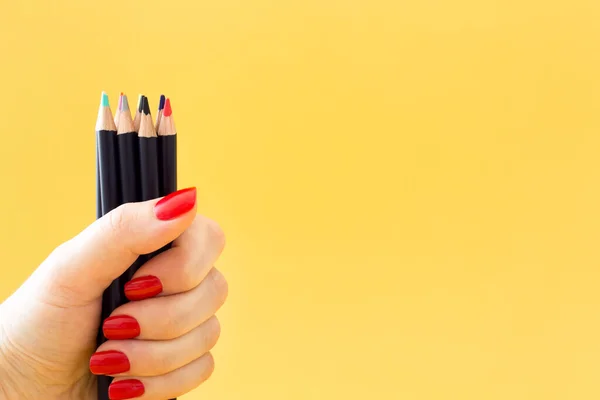 Kleurpotloden Vrouwelijke Hand Close Gele Achtergrond Begrip Leren School Onderwijs — Stockfoto