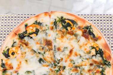 Karides ve pişmiş spinac pizza