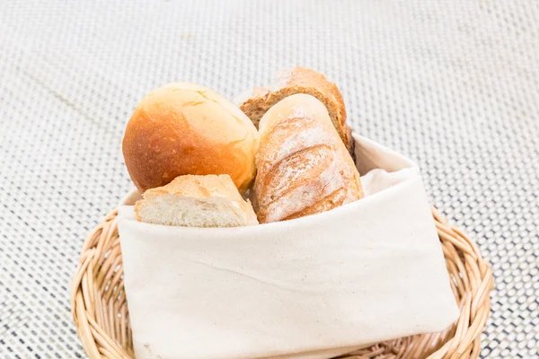 Корзина со свежим хлебом — стоковое фото