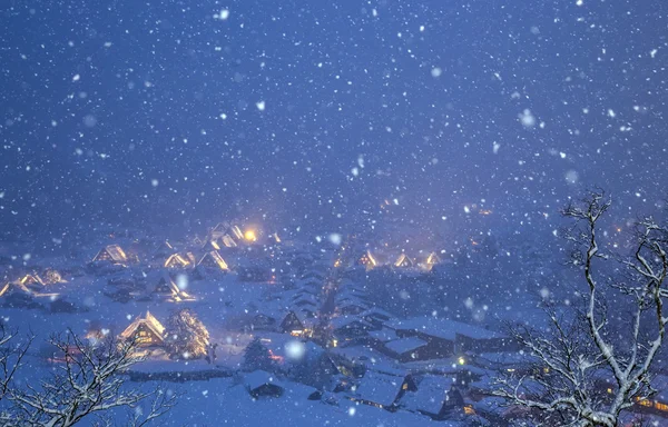 Shirakawago leuchtet bei Schneefall auf — Stockfoto