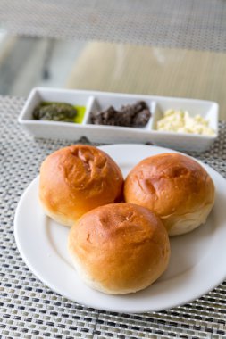 Akşam yemeği rulo ekmek tereyağı ile