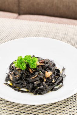 siyah aglio olio makarna