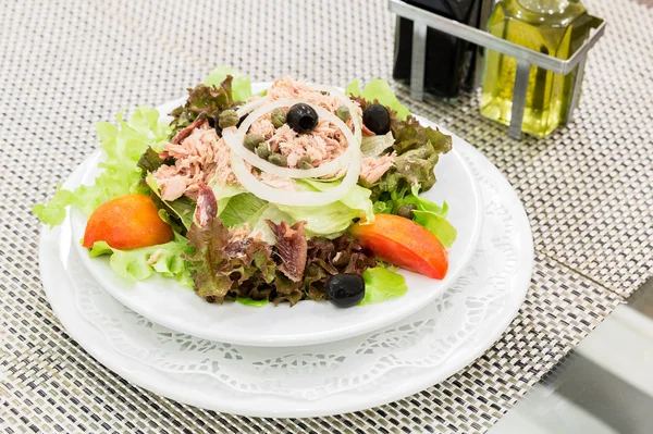 Taze sebzeli ton balığı salatası. — Stok fotoğraf