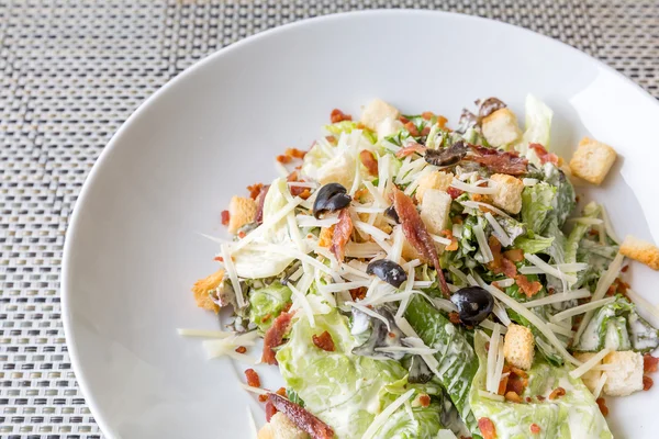 Salada de césar com bacon e frango — Fotografia de Stock