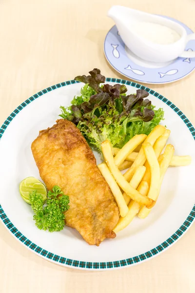Fish and chips with tartare sauce — Stock Photo, Image