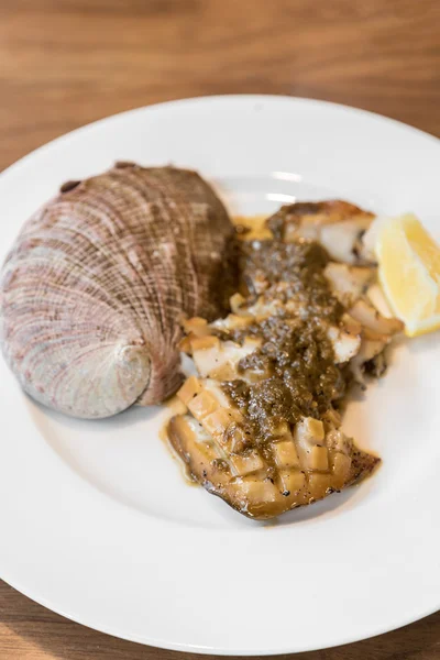 Abalone steak with lemon — Stock Photo, Image