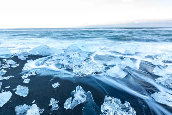 Spiaggia di iceberg al ghiacciaio Vatnajokull Jokulsarlon — Foto Stock
