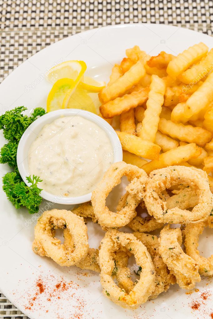 Calamari fritti e calamari con salsa tartare — Foto stock di