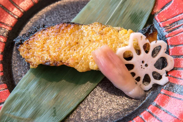 Salmão grelhado com molho — Fotografia de Stock