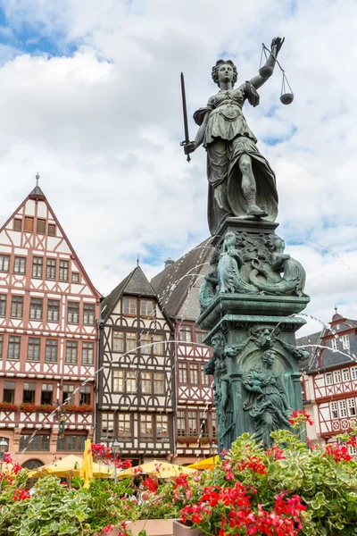 Francoforte centro storico con la statua della Justitia — Foto Stock