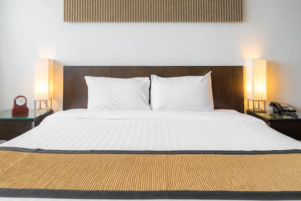 Almohadas blancas en el dormitorio — Foto de Stock
