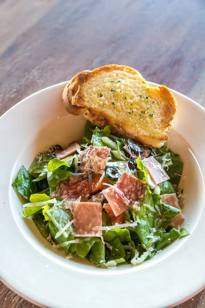 Caesar-Salat mit Parmaschinken — Stockfoto