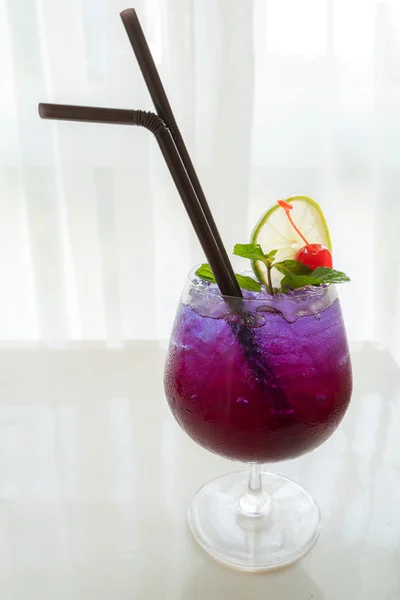 Cocktail mit Minzgarnitur Limette und Kirsche — Stockfoto