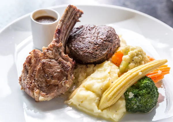 Carne de cordero a la parrilla — Foto de Stock