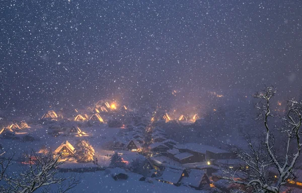 Shirakawago licht-up met sneeuwval — Stockfoto