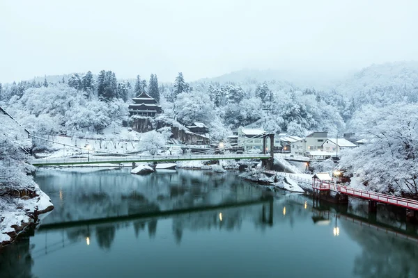 Paisaje de invierno con lago y pueblo —  Fotos de Stock