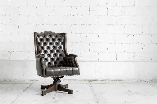 Чорний стілець у старовинній кімнаті — стокове фото