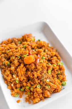 Baharatlı çıtır çıtır kızarmış balık