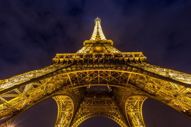 Eyfel Kulesi Paris alacakaranlıkta