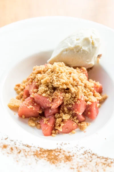 Apple crumble with Icecream and cinnamon powder — Stock Photo, Image