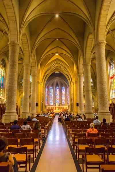 Lidé během mše v kostele svatého Michaela — Stock fotografie