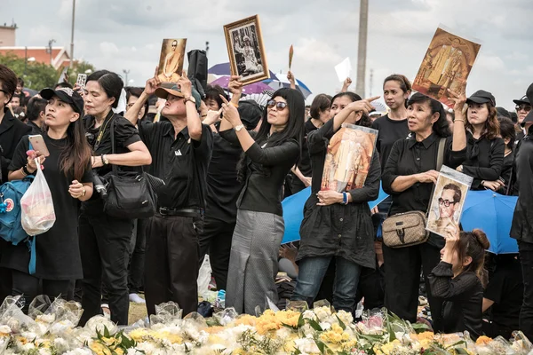 Thai people singing the anthem of King — Stock Photo, Image