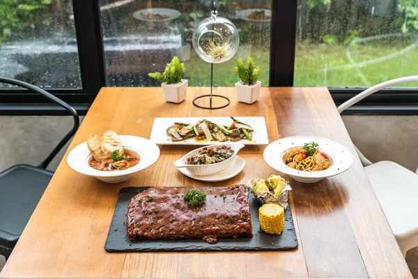 Fotos de Mesa de comedor con comida - Imagen de © vichie81 #157710670