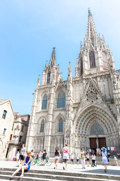 Turistas en la Catedral de Barcelona —  Fotos de Stock