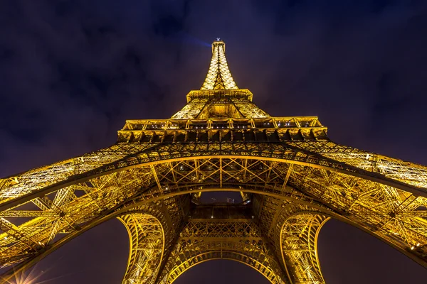 Eiffeltoren in Parijs in de schemering — Stockfoto